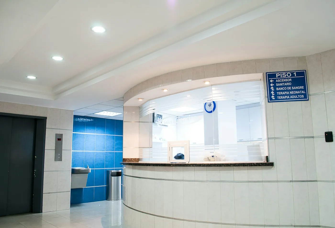 Aydınlık bir sağlık kliniğinin bekleme alanı