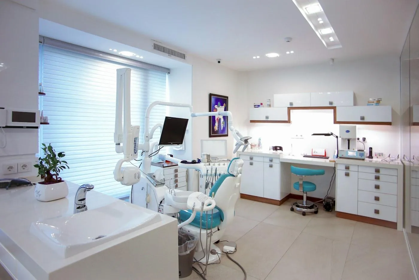 Diş kliniğindeki aydınlık muayene odası