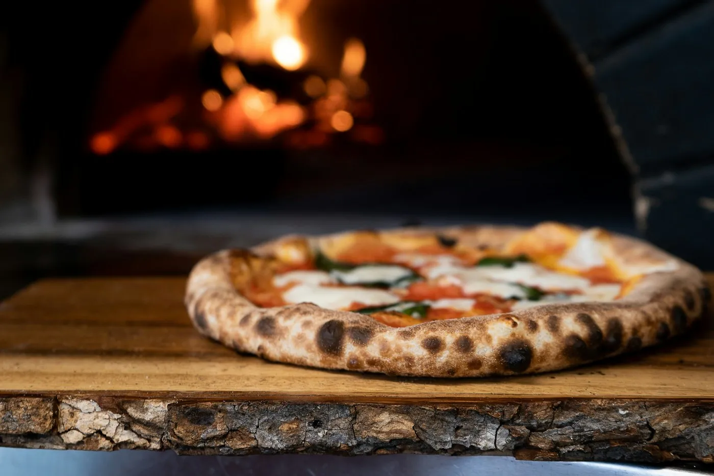 Taş fırından yeni çıkmış pizza