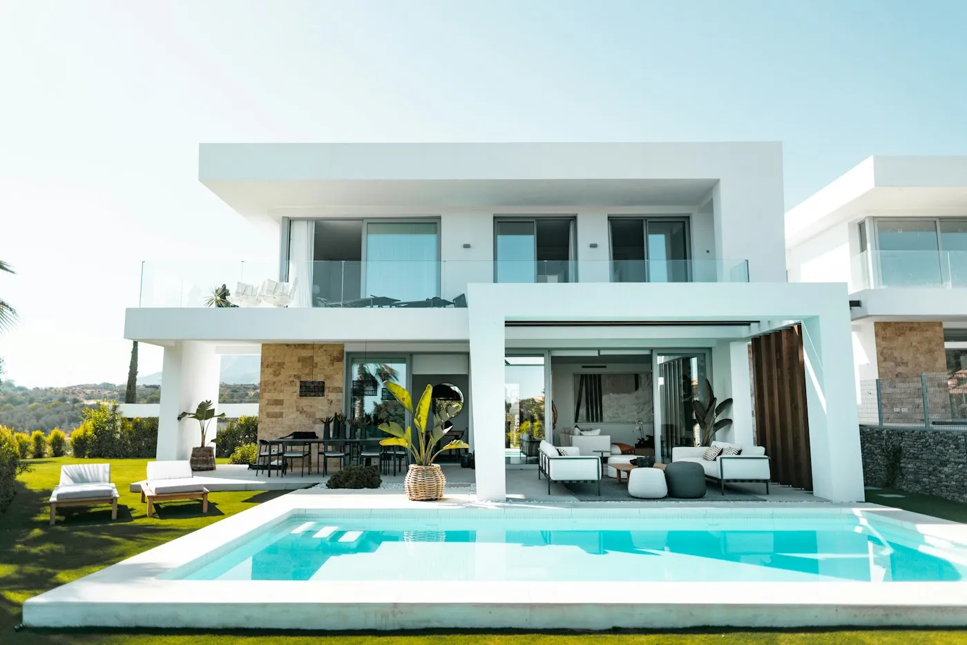Bahçe ve havuzla çevrili modern bir konut